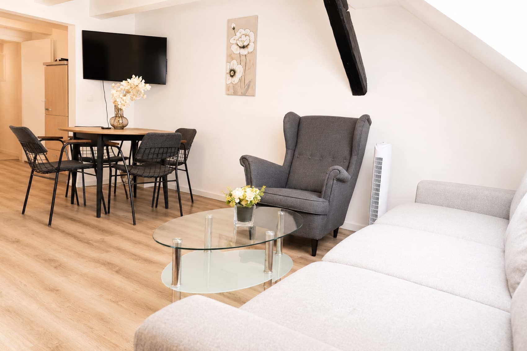 Heller Wohn- und Essbereich des Stadtapartments in Mülheim an der Ruhr